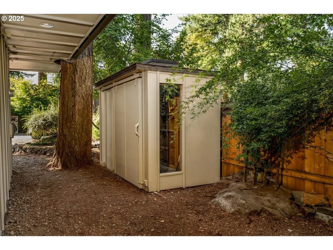 Photo of 589 RIDGEWAY RD