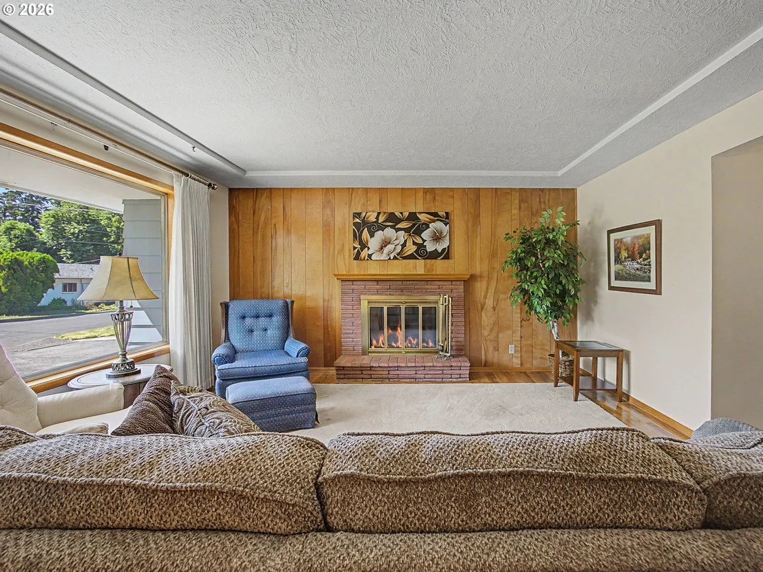 Photo of 250 SE JUNIPER AVE