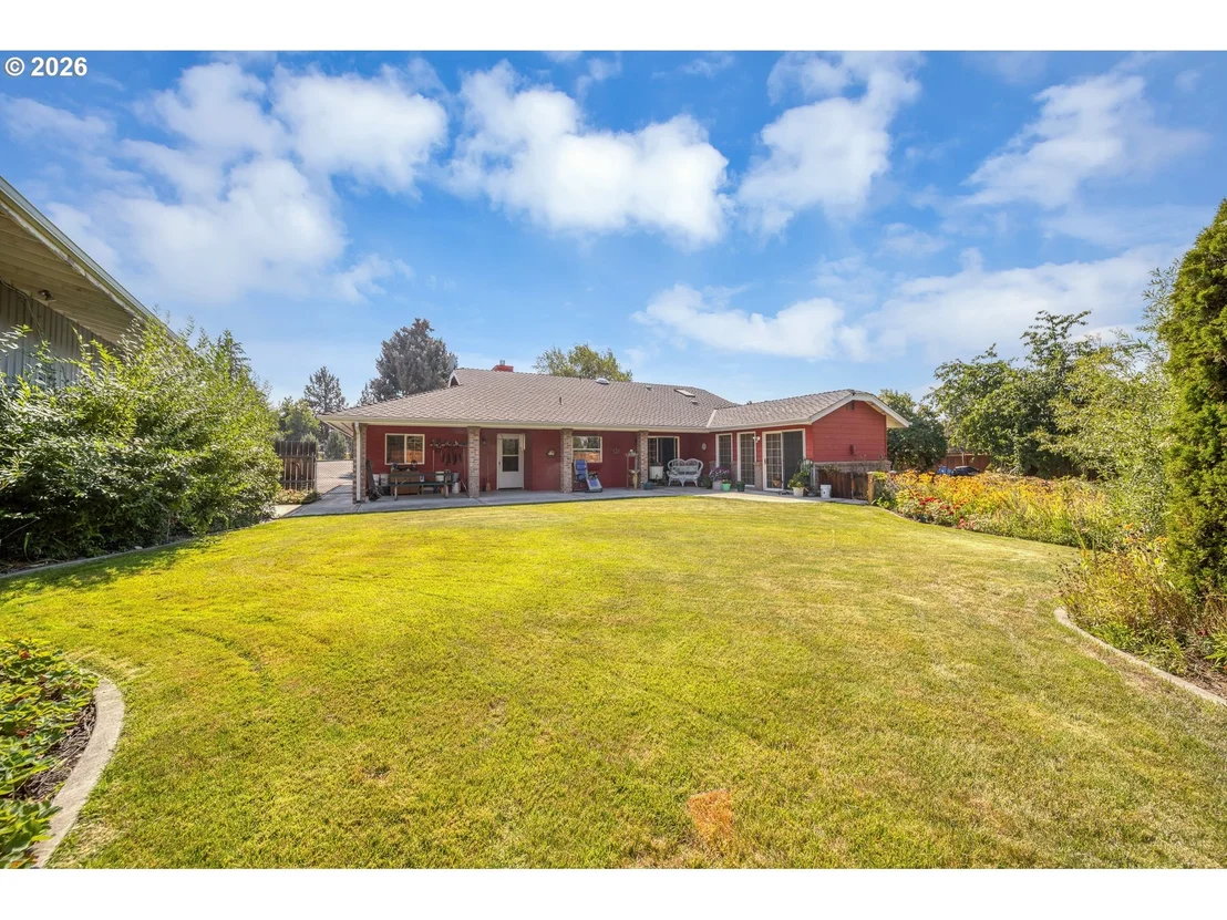 Photo of 200 SE CRESTVIEW LN