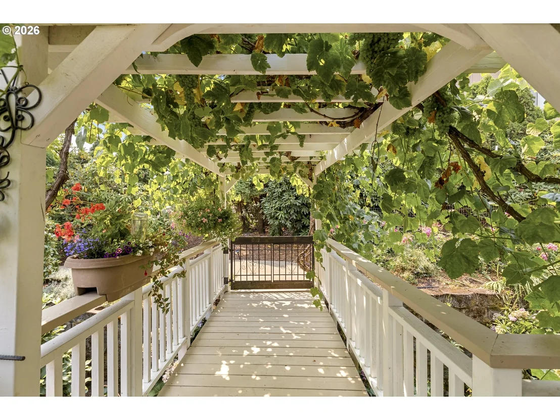 Photo of 192 NW CANYON DR