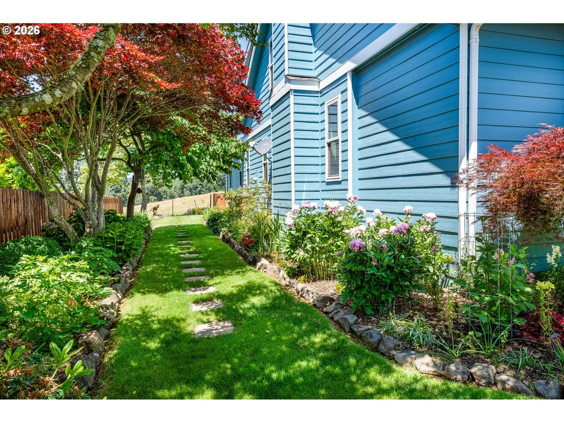Photo of 384 EDGEVIEW DR
