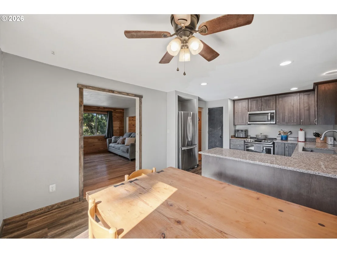 Photo of 950 NE EDGEHILL DR