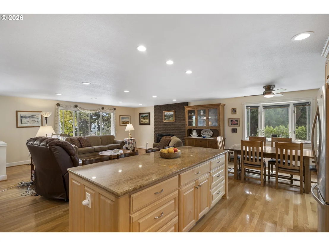 Photo of 192 NW CANYON DR