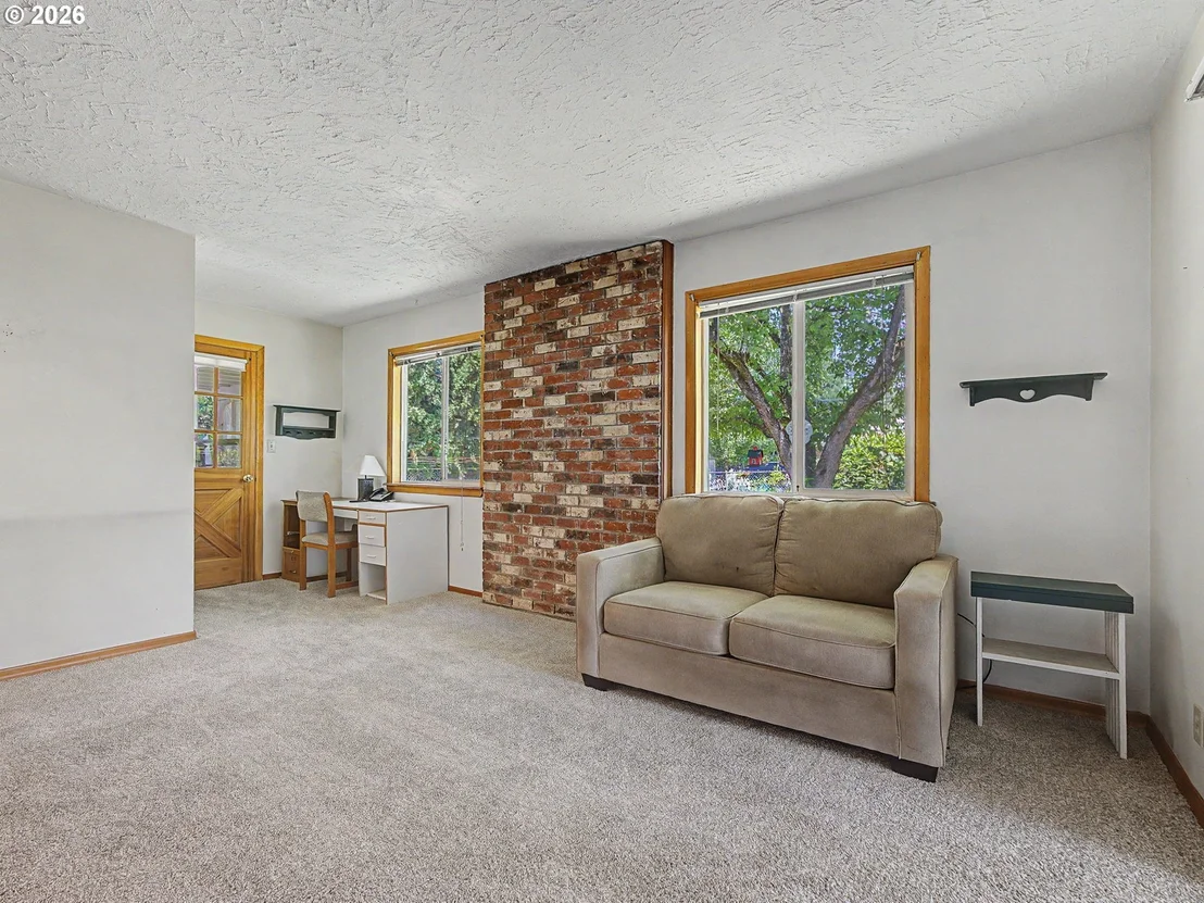 Photo of 250 SE JUNIPER AVE