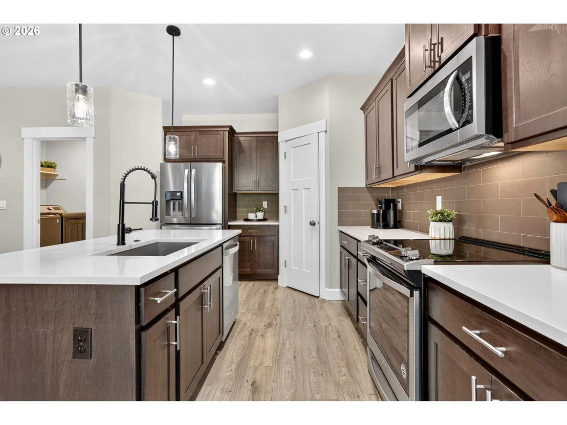 Photo of 1094 NE REGAN HILL LOOP