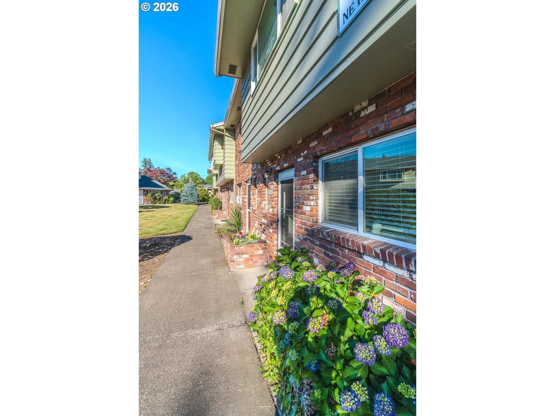Photo of 1802 NE HOGAN DR