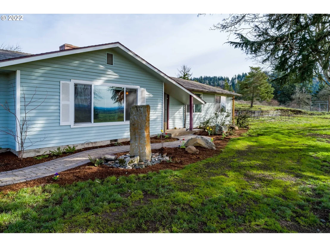 Photo of 33530 MOUNT TOM DR