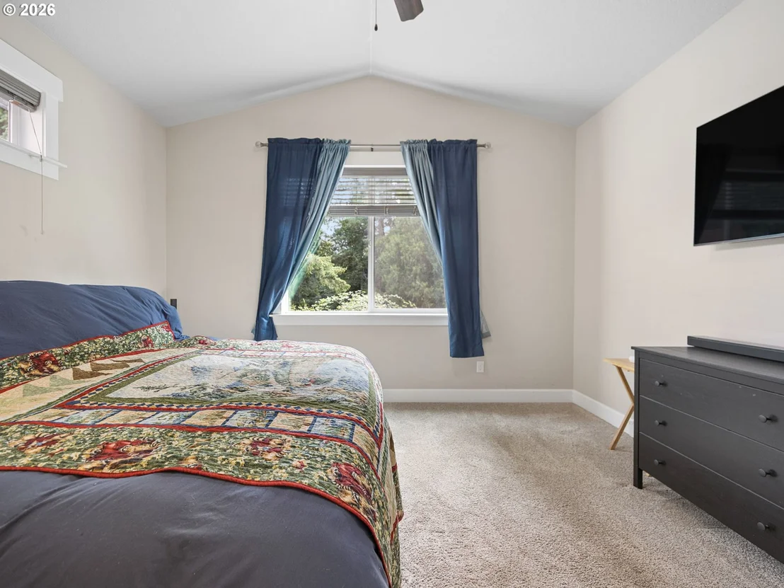 Photo of 1090 NE REGAN HILL LOOP