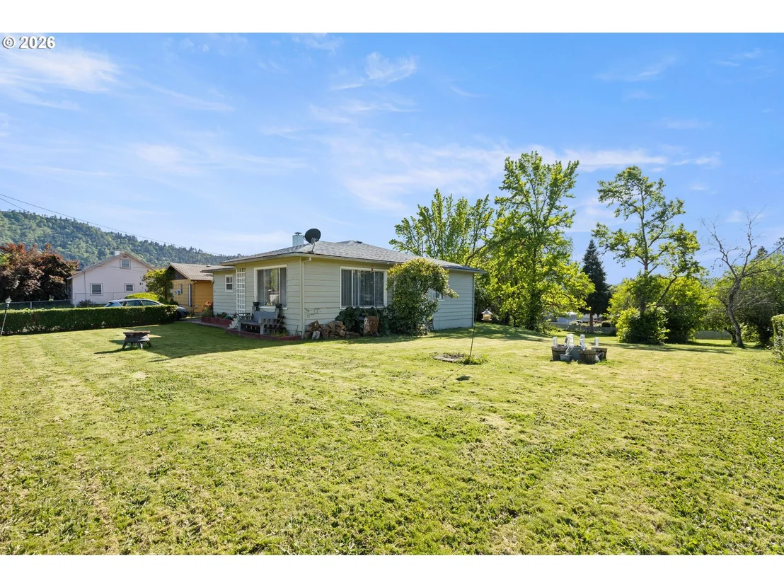Photo of 311 SE GRAPE AVE