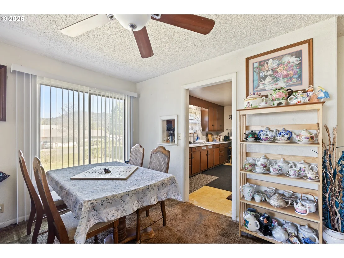 Photo of 311 SE GRAPE AVE