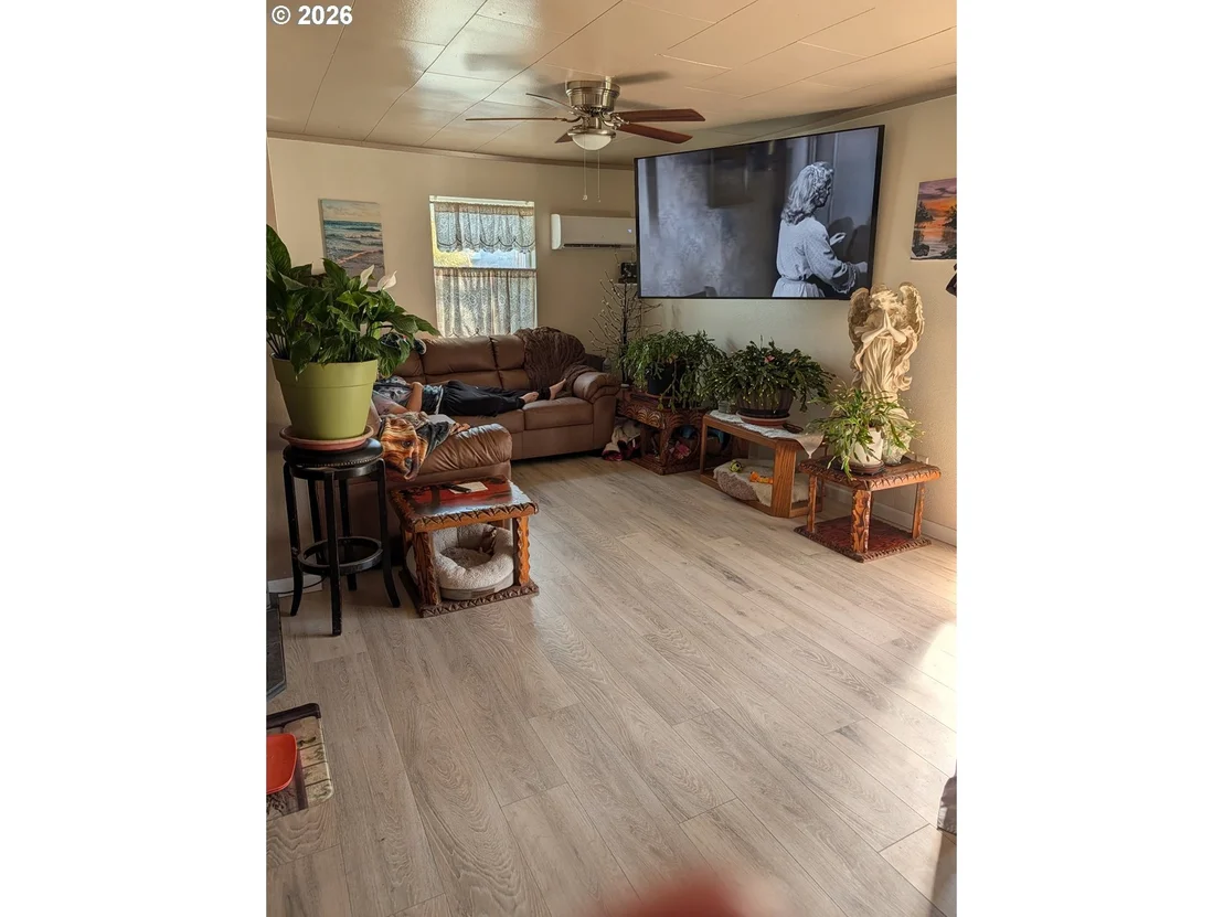 Photo of 591 NW DOUGLAS BLVD