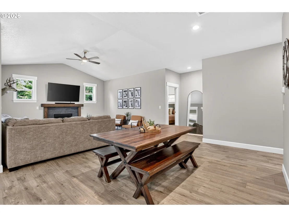 Photo of 1094 NE REGAN HILL LOOP