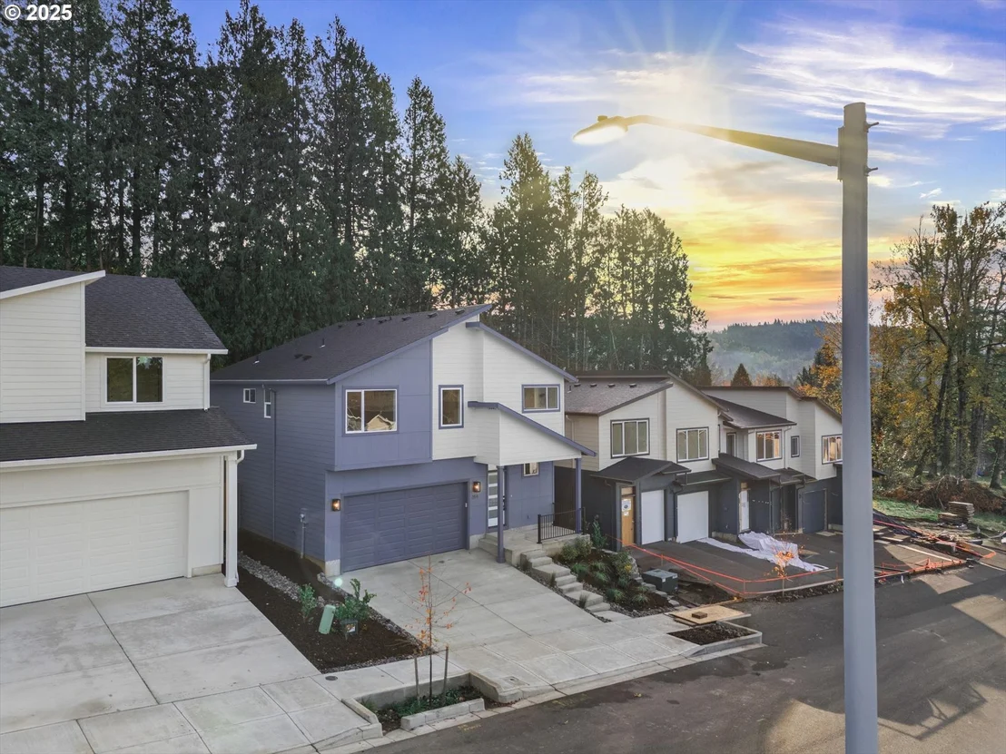 Photo of 284 NW MAWRCREST AVE