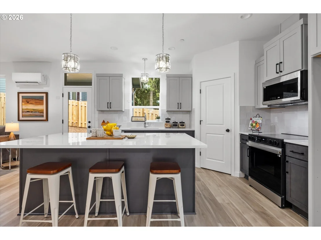 Photo of 284 NW MAWRCREST AVE