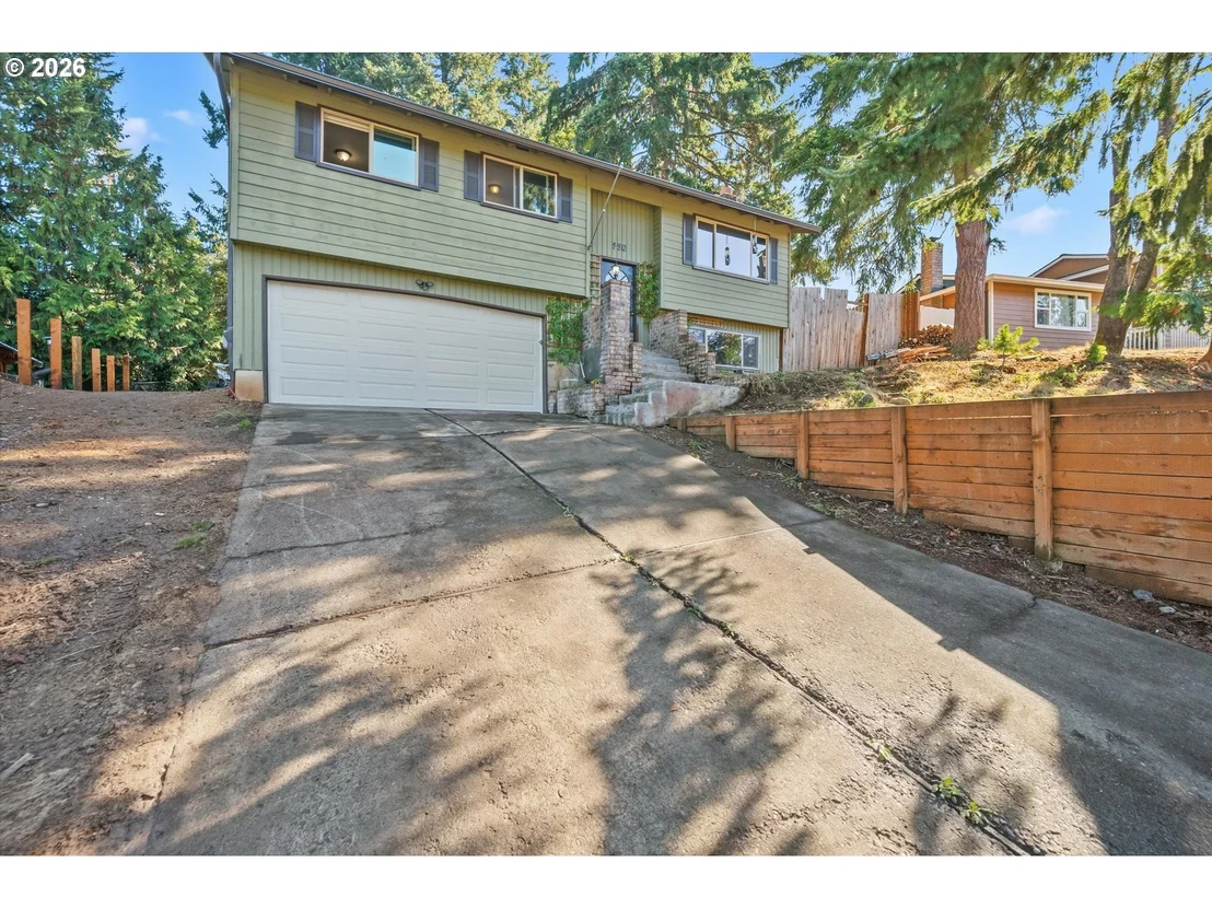 Photo of 950 NE EDGEHILL DR