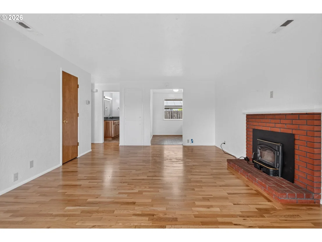 Photo of 447 MAXWELL RD