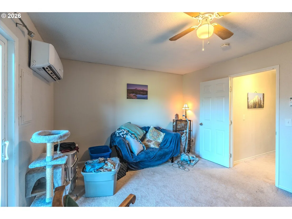 Photo of 1802 NE HOGAN DR
