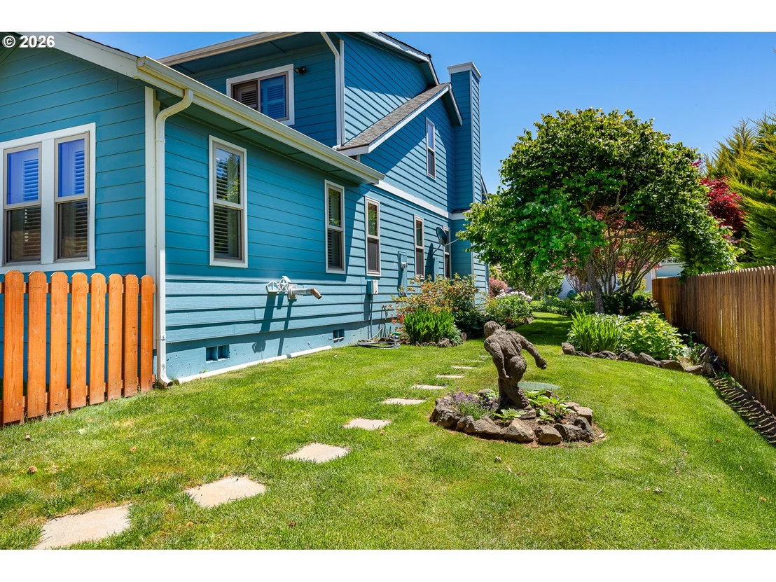 Photo of 384 EDGEVIEW DR