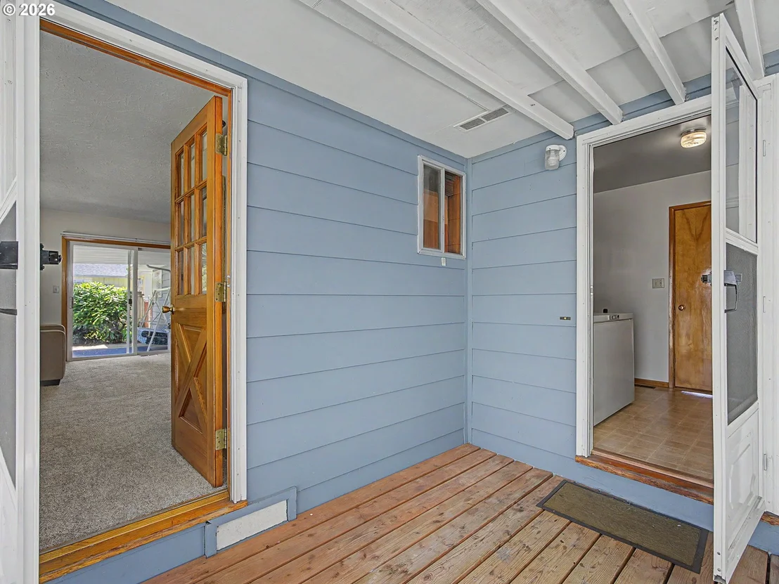 Photo of 250 SE JUNIPER AVE