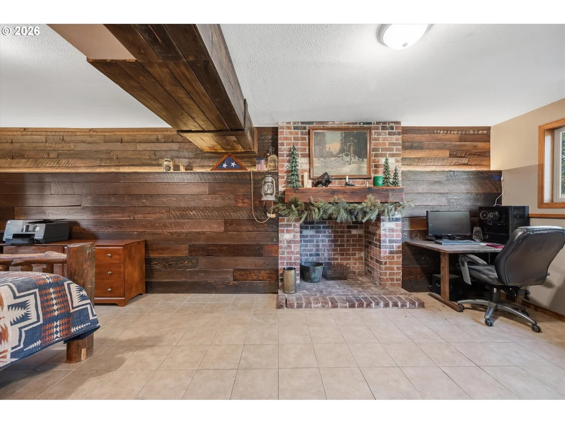 Photo of 950 NE EDGEHILL DR