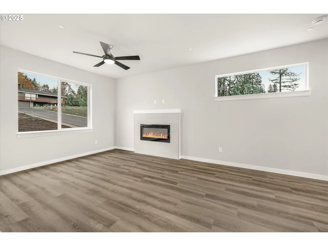 Photo of 185 NW Mawrcrest AVE