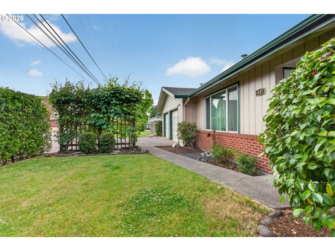 Photo of 447 MAXWELL RD