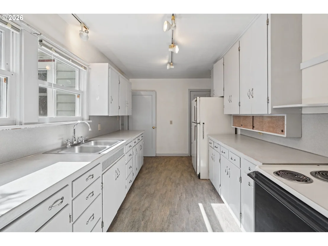 Photo of 890 E 22ND AVE