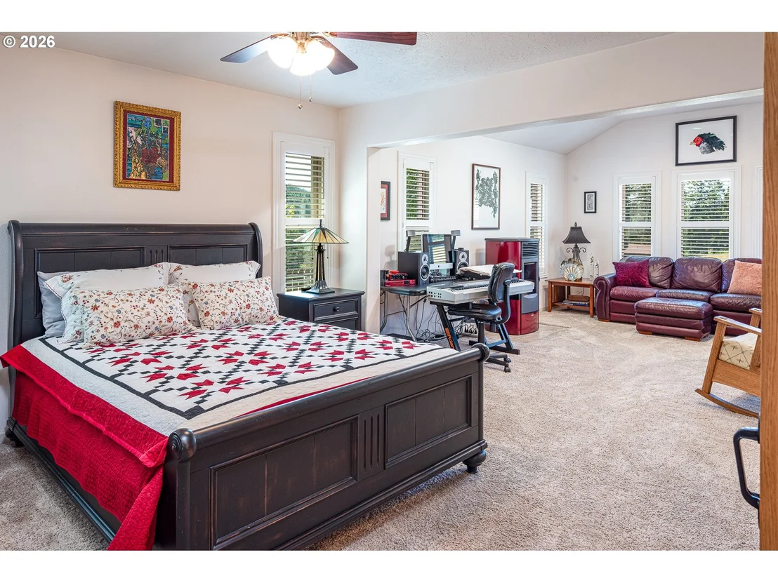 Photo of 384 EDGEVIEW DR