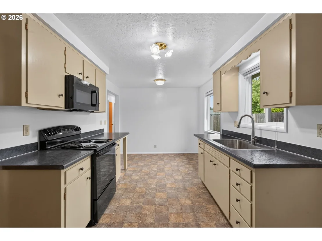 Photo of 447 MAXWELL RD