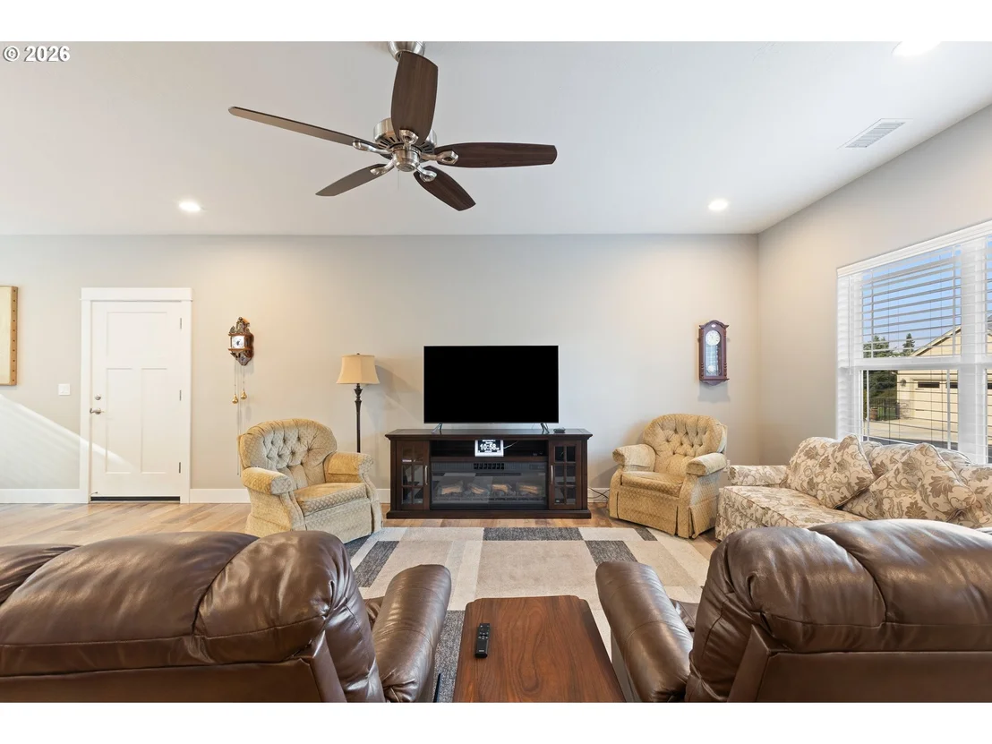 Photo of 582 FAIRWAY ESTATES DR