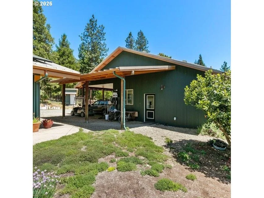Photo of 1104 1106 Upper Cow Creek RD