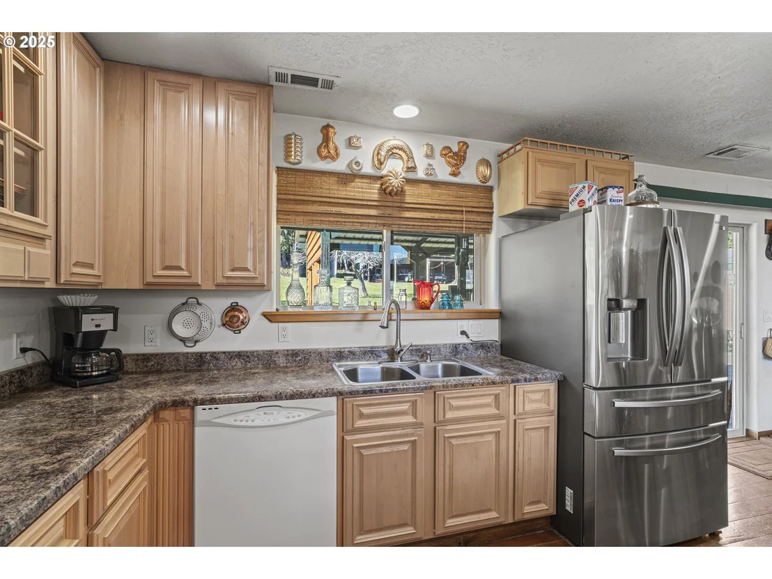 Photo of 889 H AVE