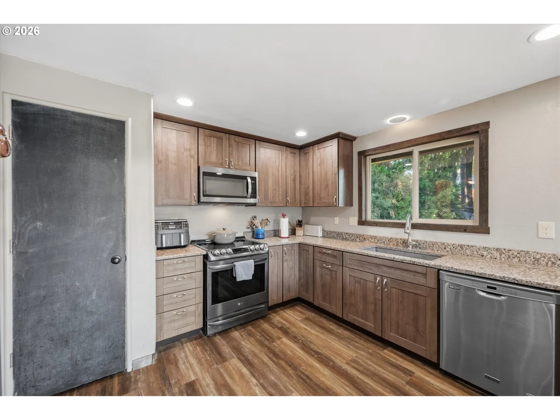 Photo of 950 NE EDGEHILL DR