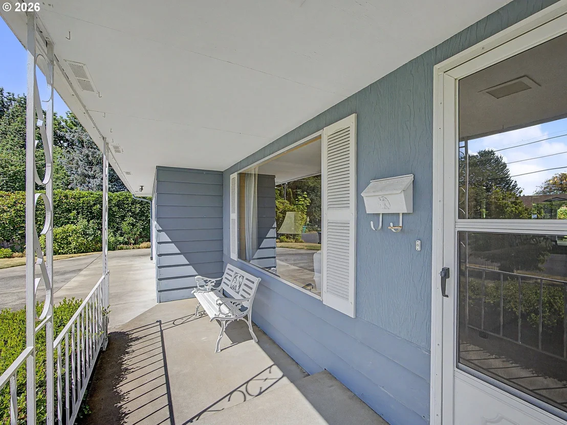 Photo of 250 SE JUNIPER AVE