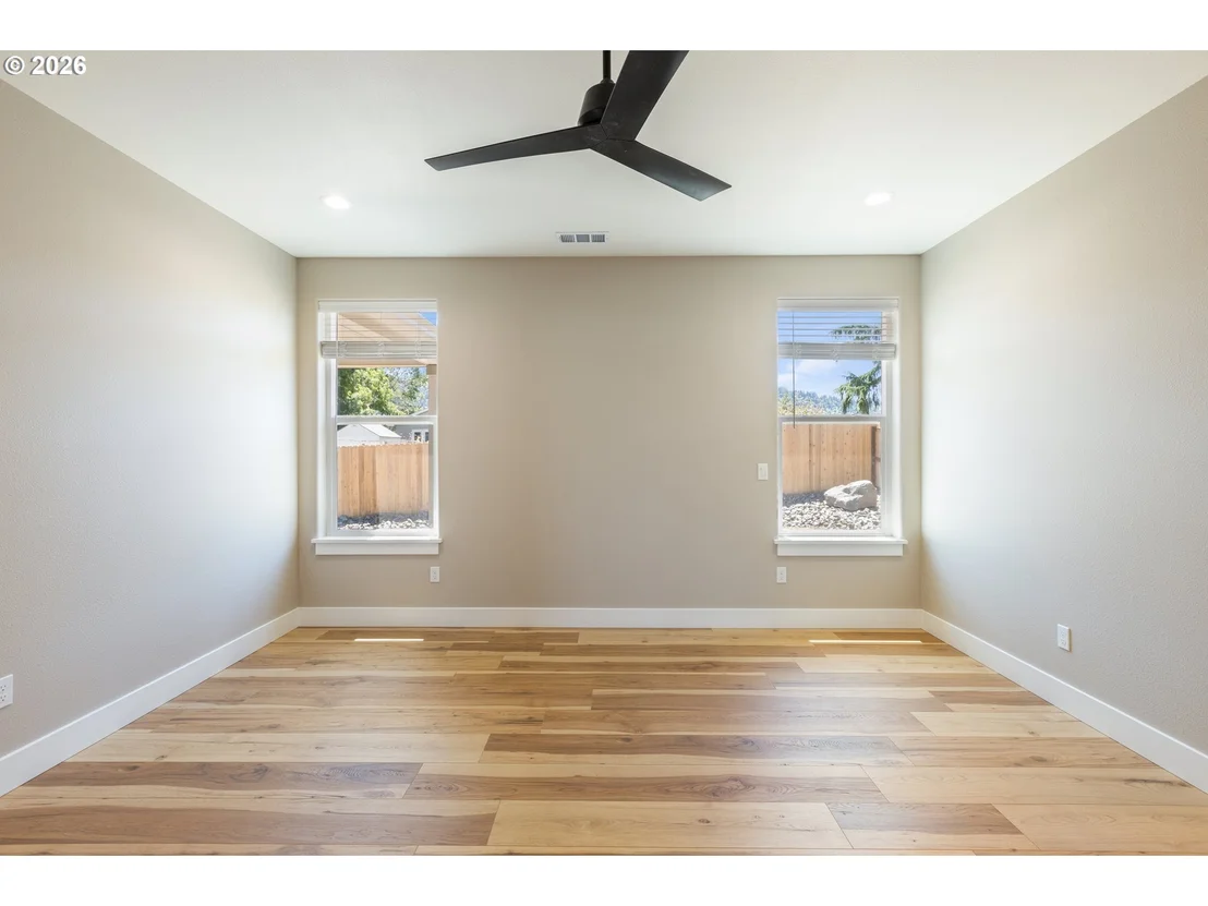 Photo of 265 SE LOGAN ST