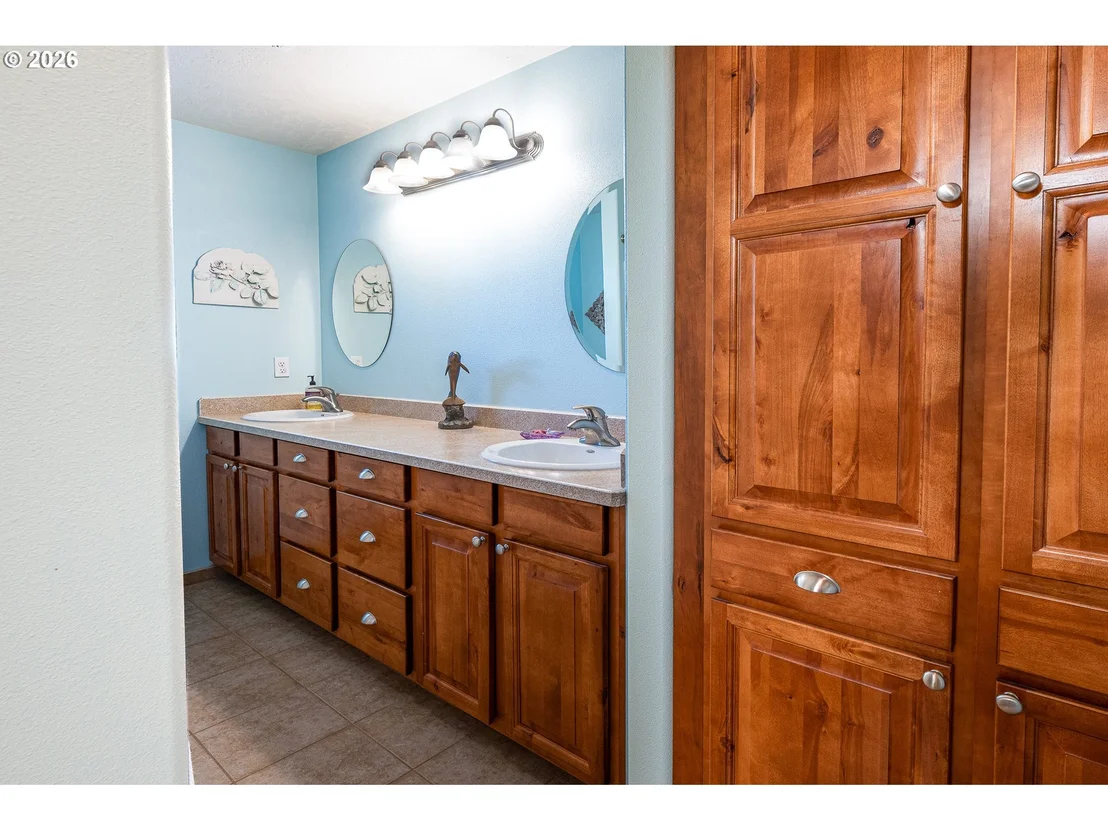 Photo of 384 EDGEVIEW DR