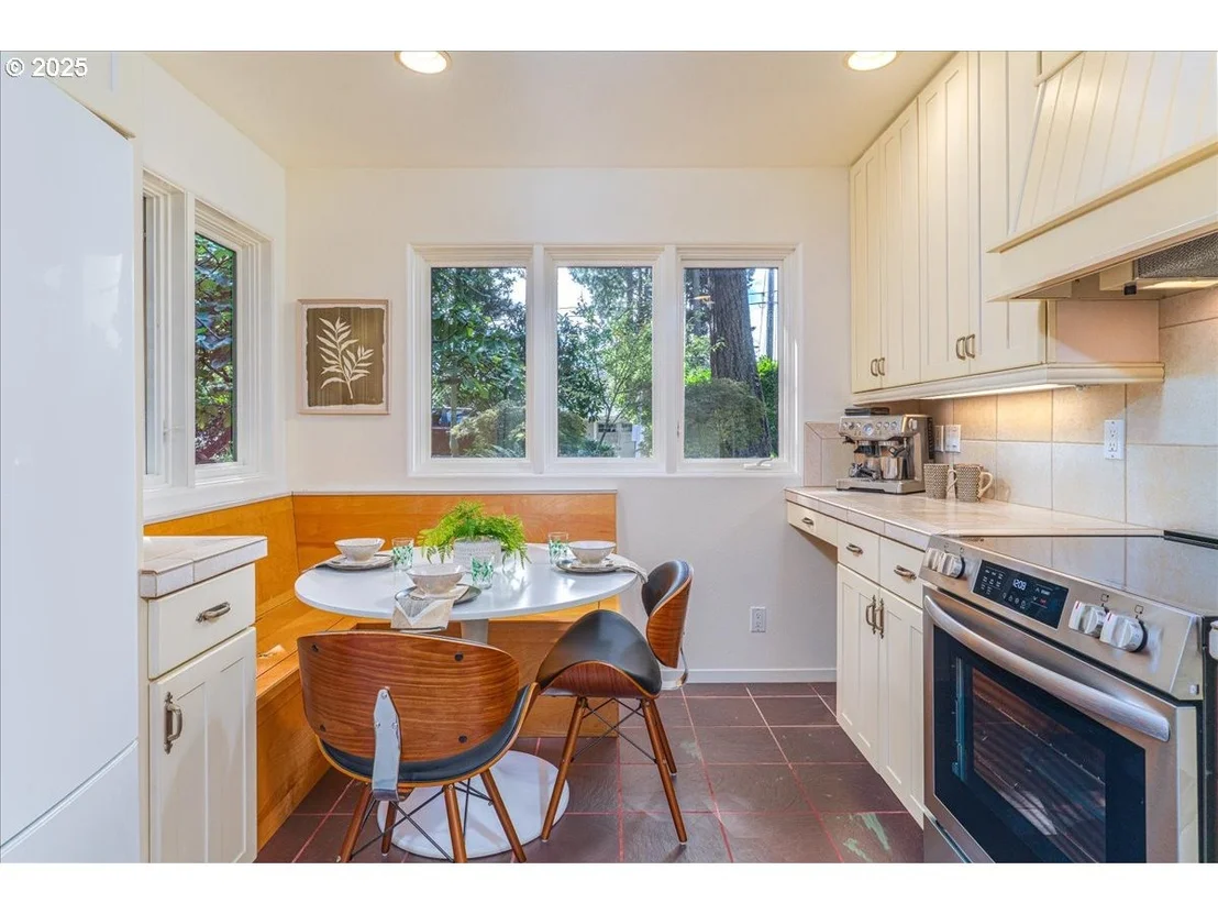 Photo of 589 RIDGEWAY RD