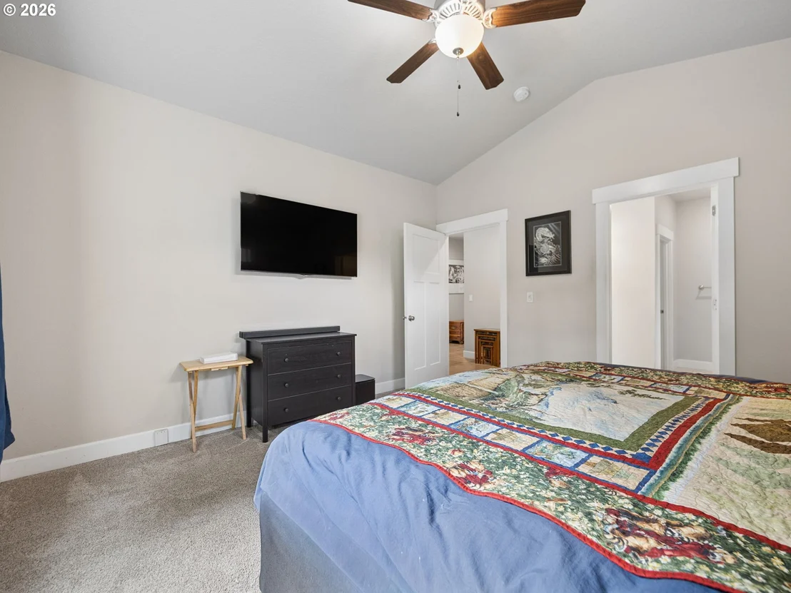 Photo of 1090 NE REGAN HILL LOOP