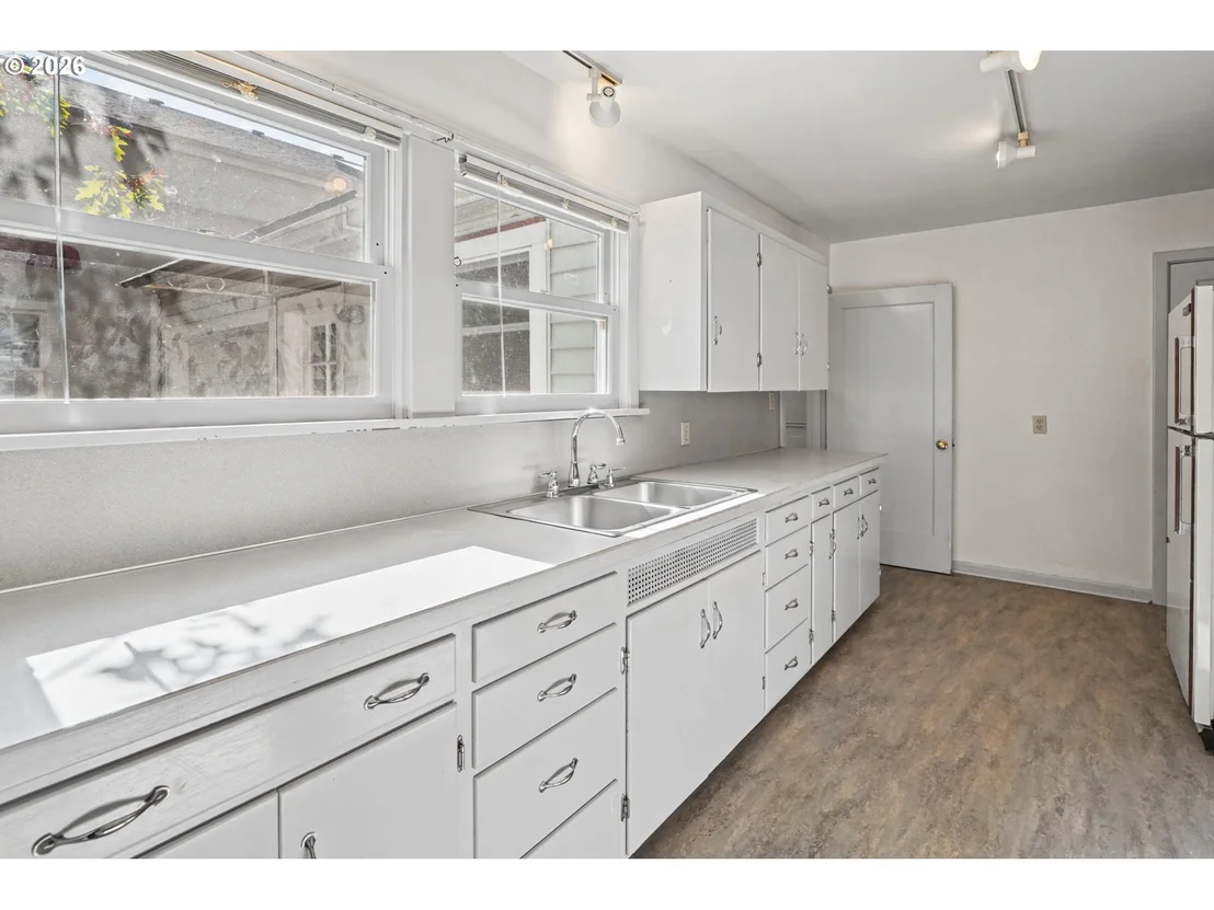 Photo of 890 E 22ND AVE
