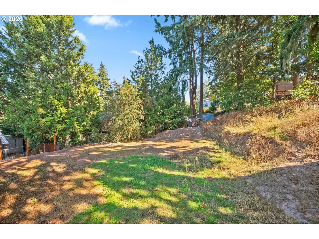 Photo of 950 NE EDGEHILL DR