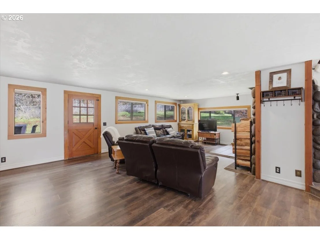 Photo of 40875 PEOPLES DR