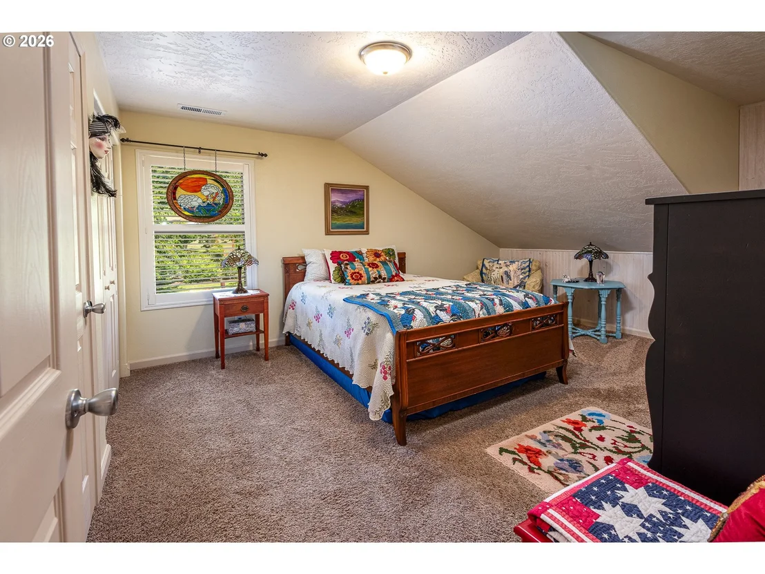 Photo of 384 EDGEVIEW DR