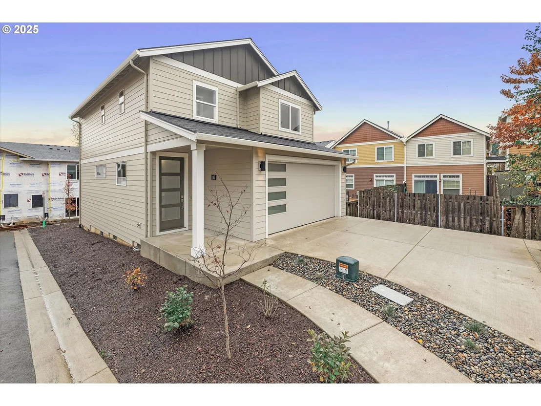 Photo of 181 NW Mawrcrest AVE