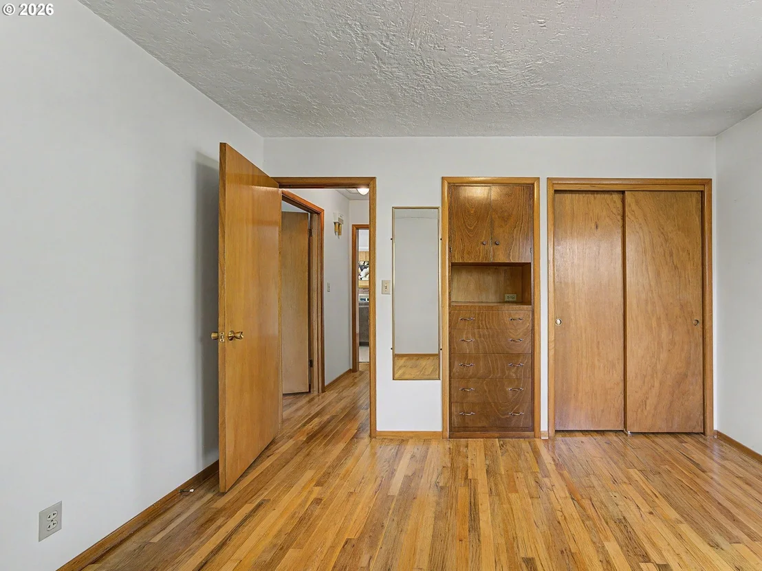 Photo of 250 SE JUNIPER AVE