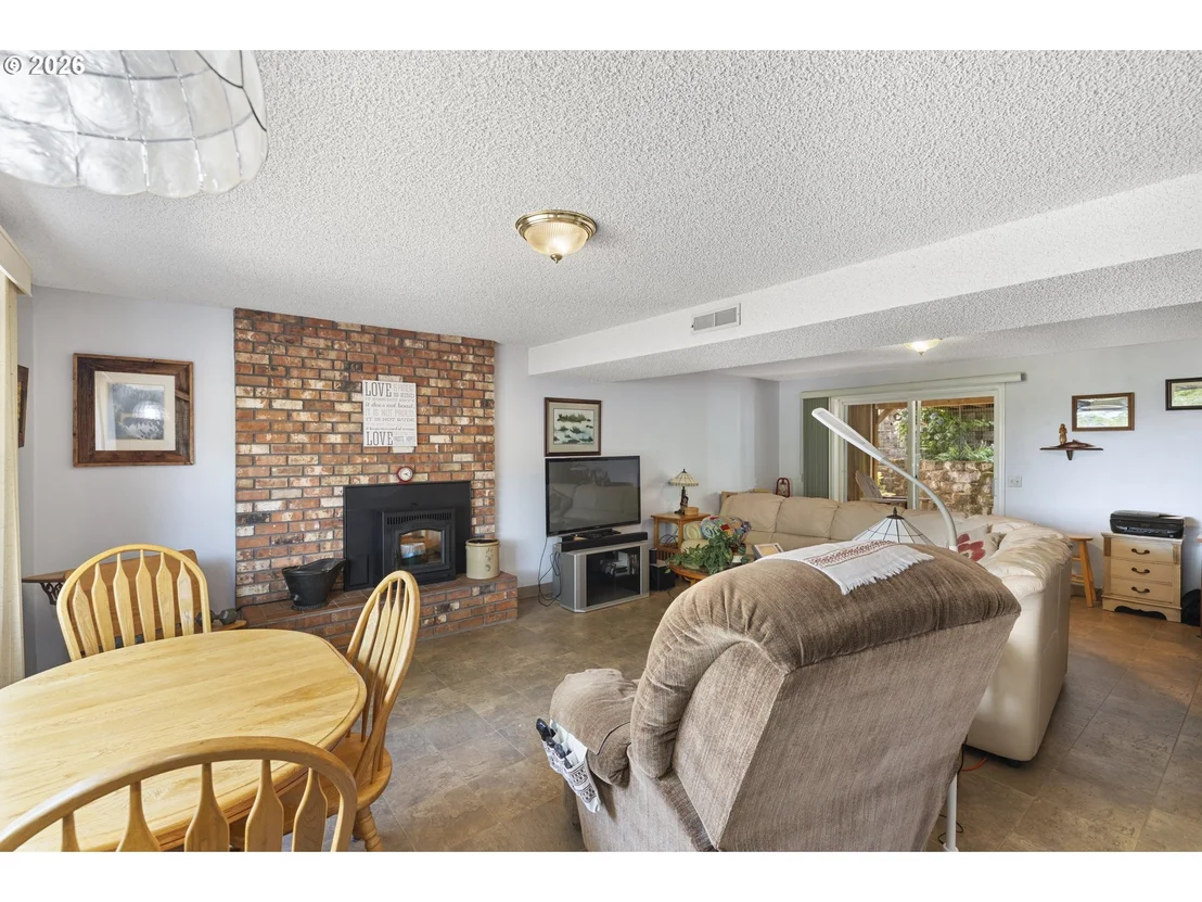 Photo of 192 NW CANYON DR