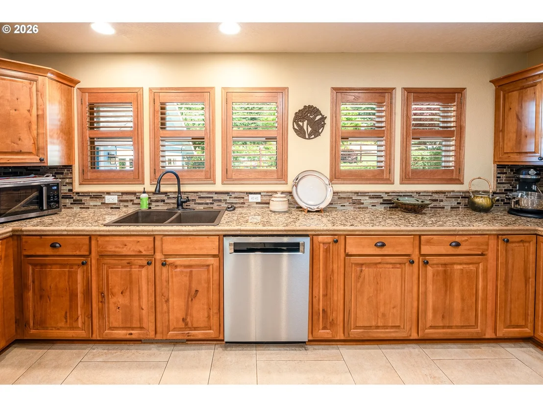 Photo of 384 EDGEVIEW DR