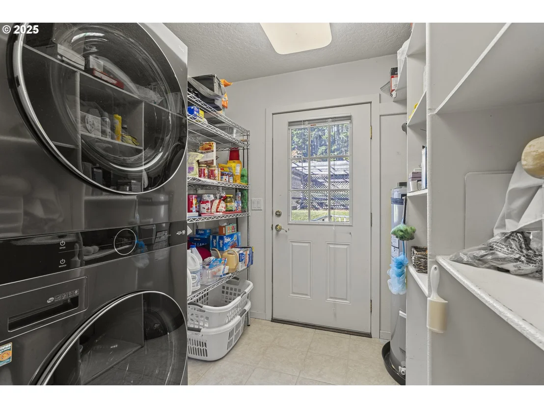 Photo of 889 H AVE