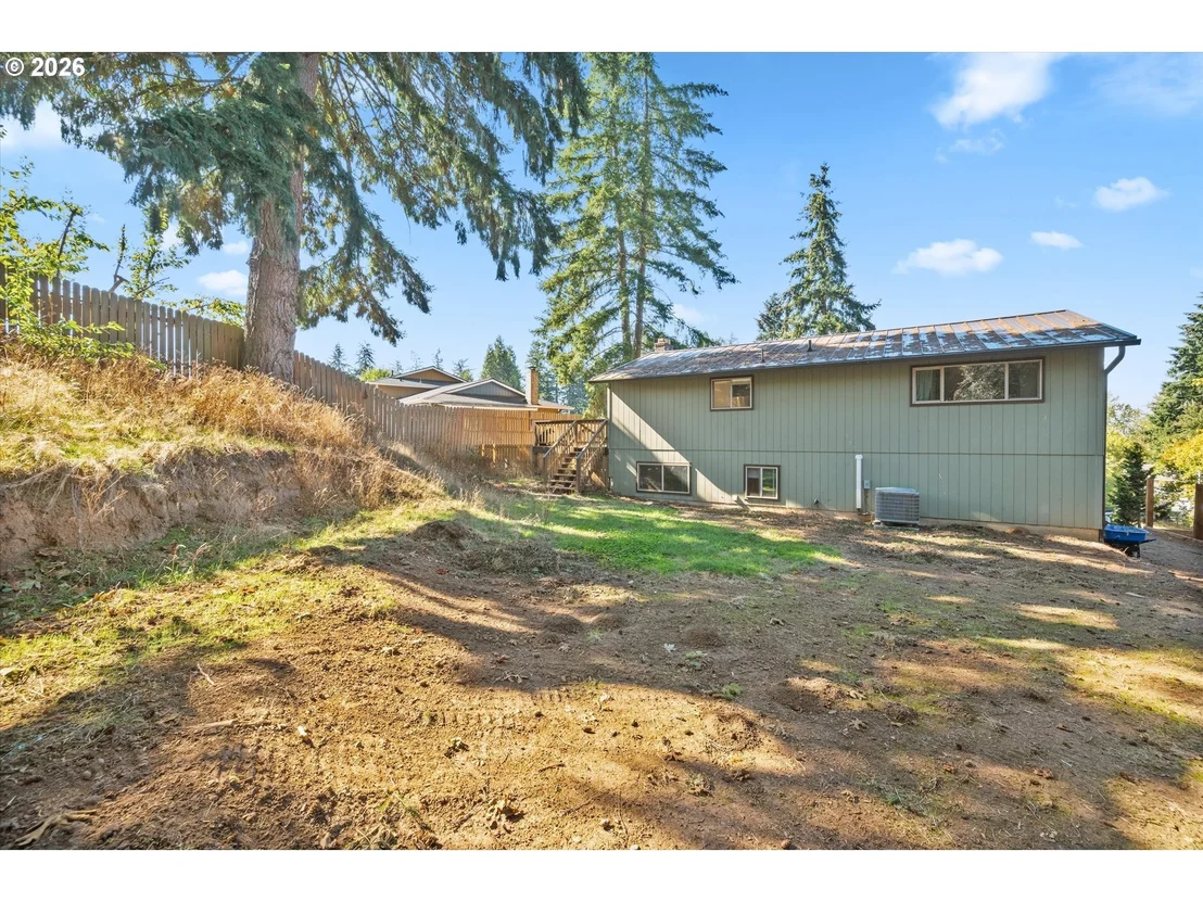 Photo of 950 NE EDGEHILL DR