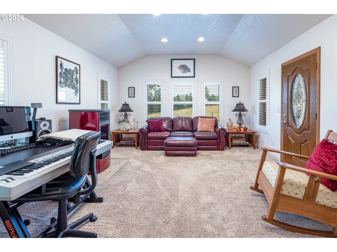 Photo of 384 EDGEVIEW DR
