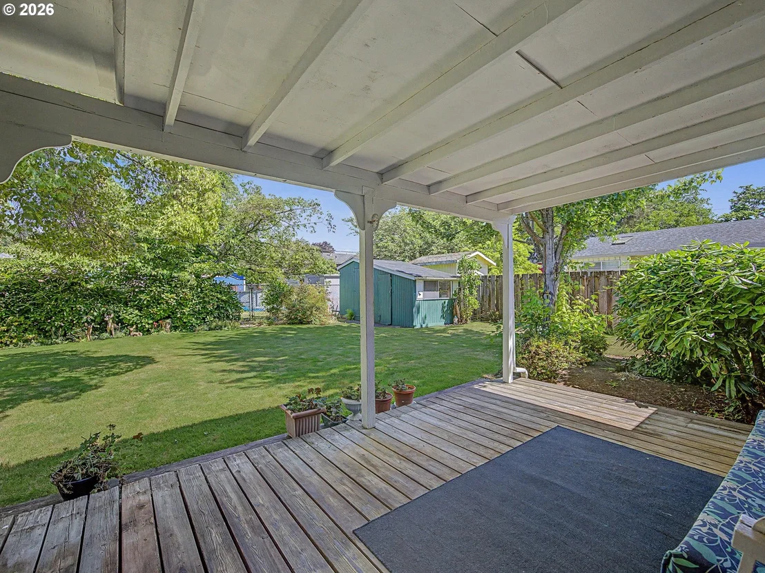 Photo of 250 SE JUNIPER AVE